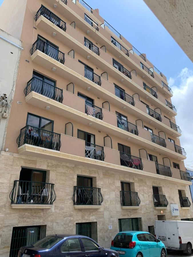 Appartement Cast *